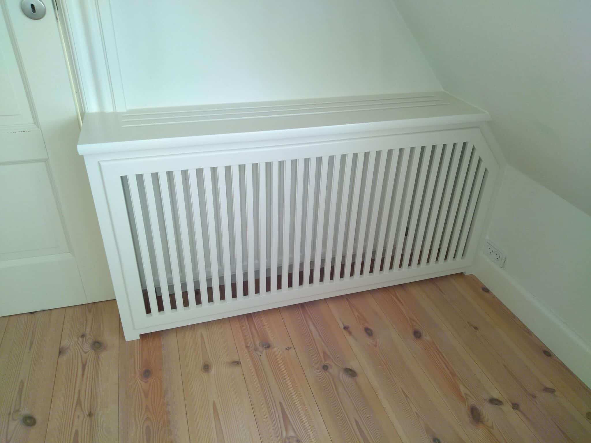 radiator skjuler tildannet efter skråvæg, malet og monteret.